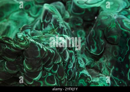 Struttura naturale di malachite, è un minerale di idrossido di carbonato di rame con colore opaco, banda verde, cristallizza nel sistema cristallino monoclinico Foto Stock