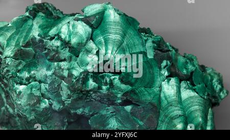 Struttura a fette di malachite, è un minerale idrossido di carbonato di rame con colore opaco, banda verde, cristallizza nel sistema cristallino monoclinico. Foto Stock