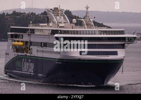 Symbolbild Color Hybrid-Fähre der Color Line, modernes Hybridantriebssystem, dunkelblauer Rumpf mit grünem ãHybridÒ-Schriftzug, große Fensterfront an Bug und Oberdeck, Rettungsboote an der Seite montiert, offenes Deck am Heck geräuscharmer, Fähre für Betrieb, umweltfreundliche Technik, Überfahrt den Kurzstreckanere montiert Linienführung für Foto Stock