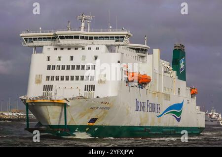 Symbolbild Fähre Isle of Inishmore der Irish Ferries, robustes Design für die Irische SEE, markantes Weiß-Grünes Farbschema, Logo von Irish Ferries am Schornstein, orangefarbene Rettungsboote an den Seiten, geräumige Passagierdeck, Bugklappe für Fahretterugbeladung, wfeste Struktur, geeignet für raue Seeverhältnisse Großbritannien bewölkten logo Irish Ferries sull'imbuto, arancione Foto Stock