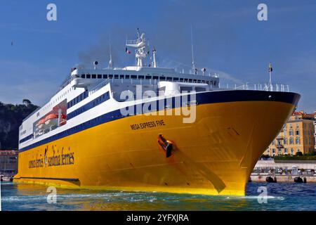 Symbolbild Fähre, Mega Express Five, Corsica Sardinia Ferries, gelber Rumpf, blauer Streifen, Hafen, Mittelmeer, Passagierschiff, Reise, Schiffsverkehr, Urlaub, Tourismus, Küste, sonniger Tag, Rettungsboote, ponte, Frankreich, Korsika, Maritime Verbindung, Schifffahrt, Fährlinie, Seeverkehr, Transport, Fährenflotte, mediterran, Hafenstadt *** immagine simbolica traghetto, Mega Express Five, Corsica Sardinia Ferries, scafo giallo, striscia blu, porto, Mediterraneo, nave passeggeri, viaggi, spedizione, vacanze, turismo, costa, giorno di sole, scialuppe di salvataggio, ponte, Francia, Corsica, collegamento marittimo, navigazione, traghetto Foto Stock