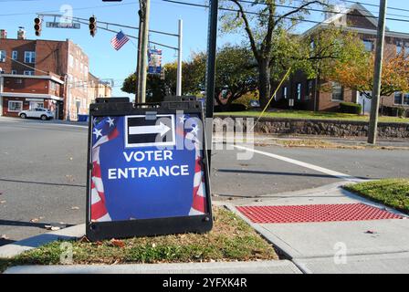 Rutherford, New Jersey, Stati Uniti d'America - 5 novembre 2024: Giorno delle elezioni in un sobborgo di New York. Foto Stock