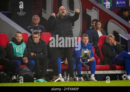 Eindhoven, Paesi Bassi. 5 novembre 2024. EINDHOVEN, PAESI BASSI - 5 NOVEMBRE: Il capo-allenatore del PSV Peter Bosz gesta durante la fase MD4 della UEFA Champions League 2024/25 tra il PSV Eindhoven e il Girona FC al PSV Stadion il 5 novembre 2024 a Eindhoven, Paesi Bassi. (Foto di René Nijhuis/MB Media) credito: MB Media Solutions/Alamy Live News Foto Stock