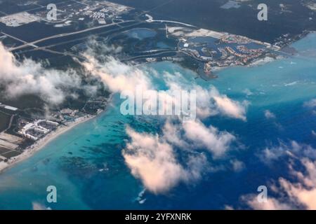 Vista aerea dei resort di Punta Cana con spiagge incontaminate e acque turchesi sotto il cielo luminoso Foto Stock