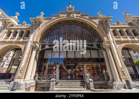 Saragozza, Spagna - 23 luglio 2024: Ingresso sud del mercato centrale (Mercado Central). Monumento storico progettato nel 1895 ancora utilizzato come mercato. Decla Foto Stock