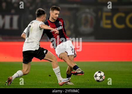 Bologna, Italia. 5 novembre 2024. Aleksandr Golovin dell'AS Monaco FC e Stefan Posch del Bologna FC durante la partita di Champions League tra Bologna FC e AS Monaco FC allo stadio Renato Dall'Ara di Bologna, 5 novembre 2024. Crediti: Insidefoto di andrea staccioli/Alamy Live News Foto Stock