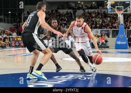 Diego Flaccadori di EA7 Emporio Armani Milano contrasta con Myles Cale di Dolomiti energia Trentino durante la partita tra Dolomiti energia Trentino Foto Stock