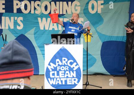 Cliff Roney parla alla River Action March for Clean Water a Londra il 3 novembre 2024, Parliament Square Foto Stock