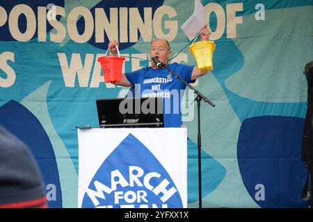 Cliff Roney parla alla River Action March for Clean Water a Londra il 3 novembre 2024, Parliament Square Foto Stock