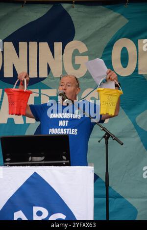 Cliff Roney parla alla River Action March for Clean Water a Londra il 3 novembre 2024, Parliament Square Foto Stock