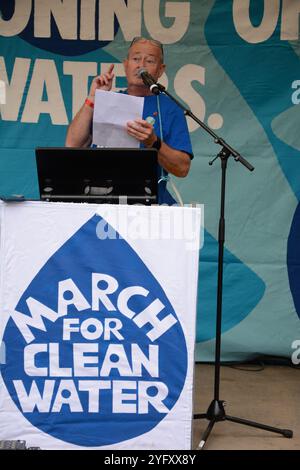 Cliff Roney parla alla River Action March for Clean Water a Londra il 3 novembre 2024, Parliament Square Foto Stock