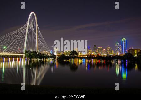 Splendida vista del Margaret Hunt Hill Bridge e dello skyline del centro di Dallas durante Una rara inondazione sul Trinity River Levee a Dallas, Texas Foto Stock