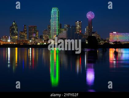 Incredibile vista orizzontale dello skyline del centro di Dallas durante Una rara inondazione sul Trinity River Levee a Dallas, Texas Foto Stock