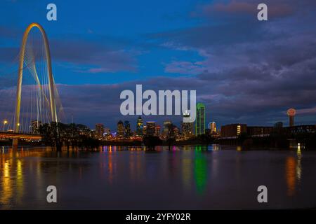 Splendida vista del Margaret Hunt Hill Bridge e dello skyline del centro di Dallas durante Una rara inondazione sul Trinity River Levee a Dallas, Texas Foto Stock