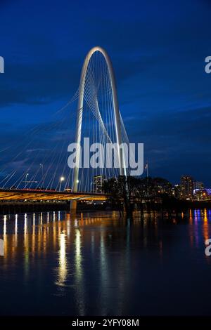 Incredibile vista orizzontale dello skyline del centro di Dallas durante Una rara inondazione sul Trinity River Levee a Dallas, Texas Foto Stock