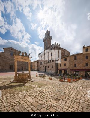 Piazza grande, il pozzo e Palazzo Comunale, municipio di Montepulciano. Nessuno in piazza, Val di Chiana o territorio Valdichiana, Toscana regio Foto Stock