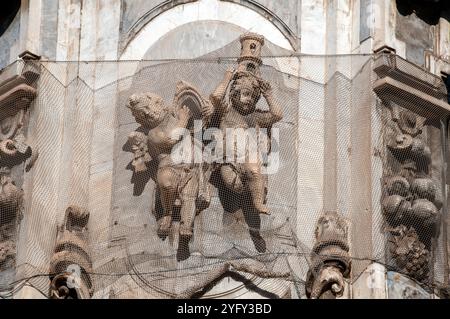 Particolare della guglia dell'Immacolata con sculture di cherubini protette da una rete di sicurezza in Piazza del Gesù. Napoli Foto Stock