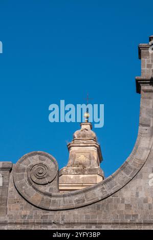 Dettaglio architettonico barocco della facciata della chiesa di Gesù nuovo con campanile. Napoli Foto Stock