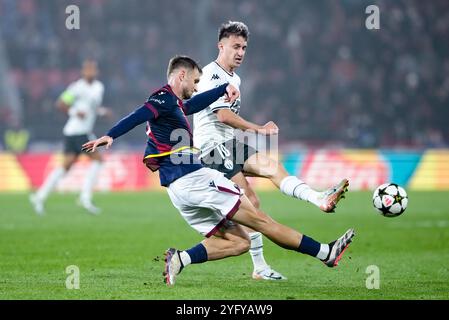 Bologna, Italia. 5 novembre 2024. Stefan Posch di Bologna FC e Aleksandr Golovin di AS Monaco competono per il pallone durante la fase MD4 di UEFA Champions League 2024/25 tra Bologna FC e AS Monaco allo Stadio Renato Dall'Ara il 5 novembre 2024 a Bologna. Crediti: Giuseppe Maffia/Alamy Live News Foto Stock