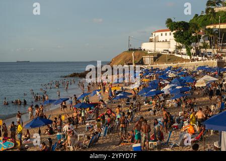 Salvador, Bahia, Brasile - 21 dicembre 2019: Vista sulla spiaggia di Porto da barra affollata di turisti e bagnanti durante il tramonto in estate di Salv Foto Stock