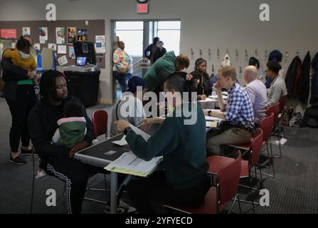 Milwaukee, Wisconsin, Stati Uniti. 5 novembre 2024. Le persone mostrano che le loro carte d'identità ricevono istruzioni prima di ricevere il voto. Oggi è l'ultimo giorno per votare per il presidente degli Stati Uniti. Il tempo era spaventoso, con docce di luce sparse con una temperatura di 64 gradi. C'erano lunghe code di attesa all'inizio della giornata, quando i sondaggi aprirono alle 7 DEL MATTINO. Le Milwaukee Public Schools furono chiuse per ridurre al minimo il traffico e la sicurezza per gli studenti e il personale, perché molte delle scuole sono posti per i sondaggi. (Credit Image: © Pat A. Robinson/ZUMA Press Wire) SOLO PER USO EDITORIALE! Non per USO commerciale! Foto Stock