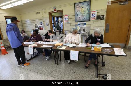 Milwaukee, Wisconsin, Stati Uniti. 5 novembre 2024. Oggi è l'ultimo giorno per votare per il presidente degli Stati Uniti. Il tempo era spaventoso, con docce di luce sparse con una temperatura di 64 gradi. C'erano lunghe code di attesa all'inizio della giornata, quando i sondaggi aprirono alle 7 DEL MATTINO. Le Milwaukee Public Schools furono chiuse per ridurre al minimo il traffico e la sicurezza per gli studenti e il personale, perché molte delle scuole sono posti per i sondaggi. (Credit Image: © Pat A. Robinson/ZUMA Press Wire) SOLO PER USO EDITORIALE! Non per USO commerciale! Foto Stock