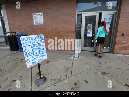 Milwaukee, Wisconsin, Stati Uniti. 5 novembre 2024. Oggi è l'ultimo giorno per votare per il presidente degli Stati Uniti. Il tempo era spaventoso, con docce di luce sparse con una temperatura di 64 gradi. C'erano lunghe code di attesa all'inizio della giornata, quando i sondaggi aprirono alle 7 DEL MATTINO. Le Milwaukee Public Schools furono chiuse per ridurre al minimo il traffico e la sicurezza per gli studenti e il personale, perché molte delle scuole sono posti per i sondaggi. (Credit Image: © Pat A. Robinson/ZUMA Press Wire) SOLO PER USO EDITORIALE! Non per USO commerciale! Foto Stock