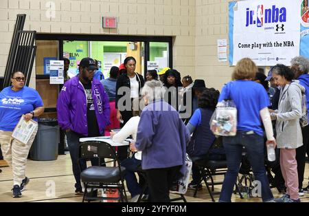 Milwaukee, Wisconsin, Stati Uniti. 5 novembre 2024. La gente aspettava in fila per mostrare la propria carta d'identità al Mary Ryan Boys and Girls Club prima di procedere per ottenere le schede per votare. (Credit Image: © Pat A. Robinson/ZUMA Press Wire) SOLO PER USO EDITORIALE! Non per USO commerciale! Foto Stock