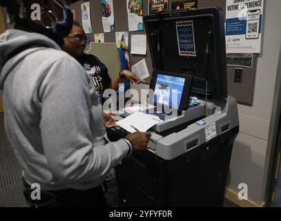 Milwaukee, Wisconsin, Stati Uniti. 5 novembre 2024. Il dipendente del sondaggio elettorale istruisce un elettore su come inserire il proprio voto nella macchina di conteggio. Oggi è l'ultimo giorno per votare per il presidente degli Stati Uniti. Il tempo era spaventoso, con docce di luce sparse con una temperatura di 64 gradi. C'erano lunghe code di attesa all'inizio della giornata, quando i sondaggi aprirono alle 7 DEL MATTINO. Le Milwaukee Public Schools furono chiuse per ridurre al minimo il traffico e la sicurezza per gli studenti e il personale, perché molte delle scuole sono posti per i sondaggi. (Credit Image: © Pat A. Robinson/ZUMA Press Wire) SOLO PER USO EDITORIALE! Non per USO commerciale! Foto Stock