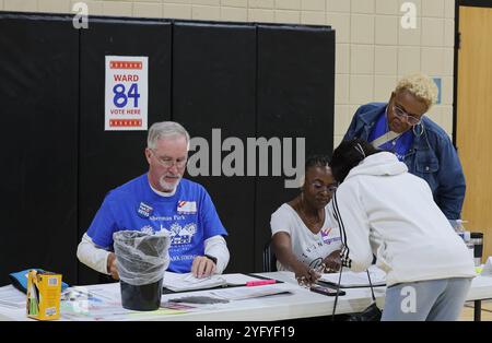 Milwaukee, Wisconsin, Stati Uniti. 5 novembre 2024. Una donna ha mostrato il suo documento d'identità per votare nel reparto 84. Ci sono state lunghe code di attesa all'inizio del giorno in cui i sondaggi sono stati aperti per la prima volta alle 7 DEL MATTINO. Le Milwaukee Public Schools furono chiuse per ridurre al minimo il traffico e la sicurezza per gli studenti e il personale, perché molte delle scuole sono posti per i sondaggi. (Credit Image: © Pat A. Robinson/ZUMA Press Wire) SOLO PER USO EDITORIALE! Non per USO commerciale! Foto Stock