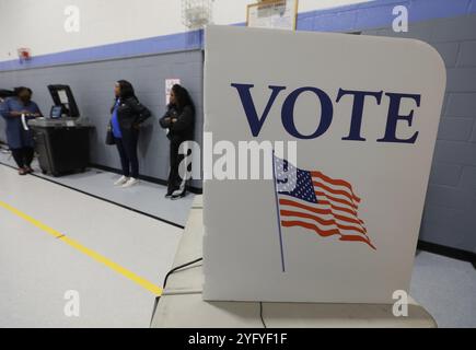 Milwaukee, Wisconsin, Stati Uniti. 5 novembre 2024. Oggi è l'ultimo giorno per votare per il presidente degli Stati Uniti. Il tempo era spaventoso, con docce di luce sparse con una temperatura di 64 gradi. C'erano lunghe code di attesa all'inizio della giornata, quando i sondaggi aprirono alle 7 DEL MATTINO. Le Milwaukee Public Schools furono chiuse per ridurre al minimo il traffico e la sicurezza per gli studenti e il personale, perché molte delle scuole sono posti per i sondaggi. (Credit Image: © Pat A. Robinson/ZUMA Press Wire) SOLO PER USO EDITORIALE! Non per USO commerciale! Foto Stock