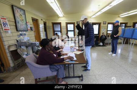 Milwaukee, Wisconsin, Stati Uniti. 5 novembre 2024. Oggi è l'ultimo giorno per votare per il presidente degli Stati Uniti. Il tempo era spaventoso, con docce di luce sparse con una temperatura di 64 gradi. C'erano lunghe code di attesa all'inizio della giornata, quando i sondaggi aprirono alle 7 DEL MATTINO. Le Milwaukee Public Schools furono chiuse per ridurre al minimo il traffico e la sicurezza per gli studenti e il personale, perché molte delle scuole sono posti per i sondaggi. (Credit Image: © Pat A. Robinson/ZUMA Press Wire) SOLO PER USO EDITORIALE! Non per USO commerciale! Foto Stock