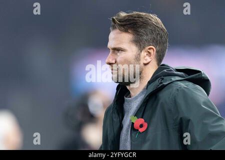 Swansea, Regno Unito. 5 novembre 2024. Il manager di Watford Tom Cleverley prima del calcio d'inizio. Partita del campionato EFL Skybet, Swansea City contro Watford allo Stadio Swansea.com di Swansea, Galles, martedì 5 novembre 2024. Questa immagine può essere utilizzata solo per scopi editoriali. Solo per uso editoriale, foto di Lewis Mitchell/Andrew Orchard fotografia sportiva/Alamy Live news Credit: Andrew Orchard fotografia sportiva/Alamy Live News Foto Stock