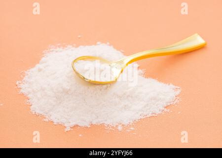 Bicarbonato di sodio - composto solido cristallino in cucchiaio. Foto Stock