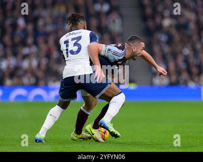 Londra, Regno Unito. 3 novembre 2024. Londra, Inghilterra - 3 novembre: John McGinn (a destra) dell'Aston Villa viene affrontato dal Destiny Udogie del Tottenham Hotspur durante la partita di Premier League 2024/25 tra il Tottenham Hotspur FC e l'Aston Villa FC al Tottenham Hotspur Stadium il 3 novembre 2024 a Londra, Inghilterra. (Foto di David Horton/SPP) (David Horton/SPP) credito: SPP Sport Press Photo. /Alamy Live News Foto Stock