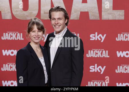 Anna Bachmann e Richard Kreutz, Deutschland, Berlino, IL GIORNO DELLO SCIACALLO, Premiere mit Eddie Redmayne und Lashana Lynch *** Anna Bachmann e Richard Kreutz, Germania, Berlino, IL GIORNO DELLO SCIACALLO, prima con Eddie Redmayne e Lashana Lynch Foto Stock