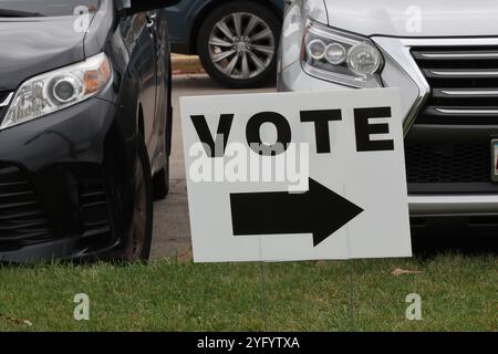 Milwaukee, Wisconsin, Stati Uniti. 5 novembre 2024. Oggi è l'ultimo giorno per votare per il presidente degli Stati Uniti. Il tempo era spaventoso, con docce di luce sparse con una temperatura di 64 gradi. C'erano lunghe code di attesa all'inizio della giornata, quando i sondaggi aprirono alle 7 DEL MATTINO. Le Milwaukee Public Schools furono chiuse per ridurre al minimo il traffico e la sicurezza per gli studenti e il personale, perché molte delle scuole sono posti per i sondaggi. (Credit Image: © Pat A. Robinson/ZUMA Press Wire) SOLO PER USO EDITORIALE! Non per USO commerciale! Foto Stock