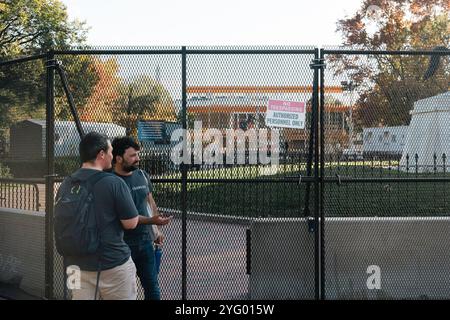 Washington, Stati Uniti. 5 novembre 2024. La gente si trova di fronte alla Casa Bianca recintata a Washington. Washington DC si prepara a disordini civili nei giorni e potenzialmente nelle settimane successive alle elezioni, arriva dopo che una folla di sostenitori di Trump ha assalito il Campidoglio il 6 gennaio 2021, mentre cercavano di impedire al Congresso di contare i voti elettorali del college. Credito: SOPA Images Limited/Alamy Live News Foto Stock