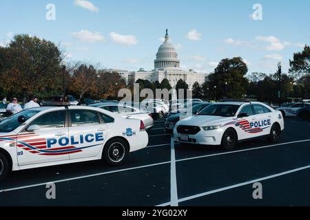 Washington, Stati Uniti. 5 novembre 2024. Le auto della polizia e gli agenti di polizia sono visti di fronte al Campidoglio barricato a Washington. Washington DC si prepara a disordini civili nei giorni e potenzialmente nelle settimane successive alle elezioni, arriva dopo che una folla di sostenitori di Trump ha assalito il Campidoglio il 6 gennaio 2021, mentre cercavano di impedire al Congresso di contare i voti elettorali del college. (Foto di Candice Tang/SOPA Images/Sipa USA) credito: SIPA USA/Alamy Live News Foto Stock