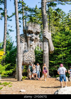 Troll gigante, Roskva, nei giardini botanici Coastal Maine a Boothbay Harbor Maine USA Foto Stock