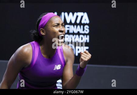 Riyadh, Arabia Saudita. 5 novembre 2024. Coco Gauff degli Stati Uniti festeggia dopo aver vinto il round robin match contro la Polonia IgA Swiatek al torneo di tennis WTA Finals di Riyadh, Arabia Saudita, 5 novembre 2024. Crediti: Luo Chen/Xinhua/Alamy Live News Foto Stock