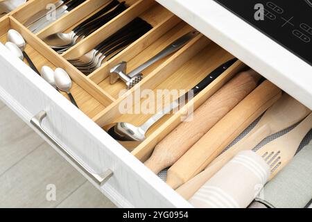 Cassetta con posate nel cassetto, primo piano. Deposito utensili da cucina Foto Stock