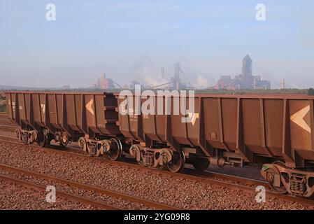 Carri tramoggia di minerali a Saldanha Steel sulla linea ferroviaria Sishen-Saldanha sulla costa occidentale del Sudafrica. Foto Stock