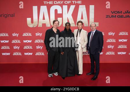 Premiere IL GIORNO DEL JACKAL Volker Bertelmann, Lashana Lynch, Eddie Redmayne, Gareth Neame Premiere IL GIORNO DEL JACKAL im Zoo Palast di Berlino *** Premiere IL GIORNO DEL JACKAL Volker Bertelmann, Lashana Lynch, Eddie Redmayne, Gareth Neame Premiere IL GIORNO DELLO JACKAL allo Zoo Palast di Berlino Copyright: XEventpressxFuhrx Foto Stock