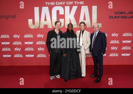 Premiere IL GIORNO DEL JACKAL Volker Bertelmann, Lashana Lynch, Eddie Redmayne, Gareth Neame Premiere IL GIORNO DEL JACKAL im Zoo Palast di Berlino *** Premiere IL GIORNO DEL JACKAL Volker Bertelmann, Lashana Lynch, Eddie Redmayne, Gareth Neame Premiere IL GIORNO DELLO JACKAL allo Zoo Palast di Berlino Copyright: XEventpressxFuhrx Foto Stock