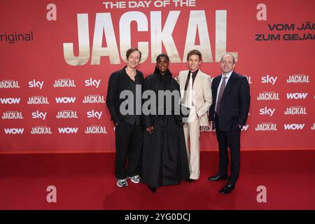 Premiere IL GIORNO DEL JACKAL Volker Bertelmann, Lashana Lynch, Eddie Redmayne, Gareth Neame Premiere IL GIORNO DEL JACKAL im Zoo Palast di Berlino *** Premiere IL GIORNO DEL JACKAL Volker Bertelmann, Lashana Lynch, Eddie Redmayne, Gareth Neame Premiere IL GIORNO DELLO JACKAL allo Zoo Palast di Berlino Copyright: XEventpressxFuhrx Foto Stock