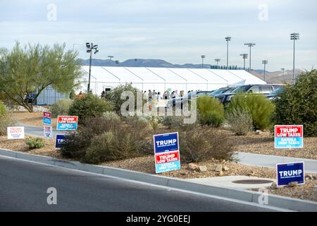 Las Vegas, Stati Uniti. 5 novembre 2024. Segnaletica fuori da un luogo per sondaggi a Las Vegas, Nevada, il giorno delle elezioni nazionali, 5 novembre 2024. I sondaggi nello stato di battaglia del Nevada indicano che non c'è un chiaro leader nella corsa presidenziale tra il vicepresidente Kamala Harris e l'ex presidente Donald Trump. Crediti: SIPA USA/Alamy Live News Foto Stock