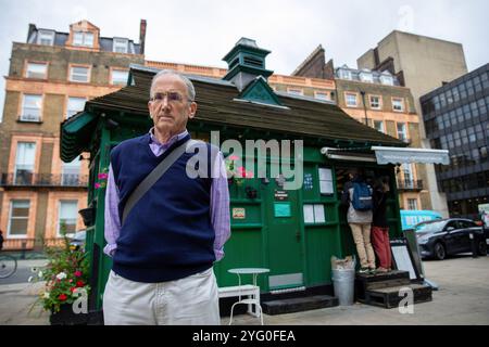 Londra, Regno Unito. 24 settembre 2024. Steve, un volontario dei Poppy Cab si trova di fronte a una Green Hut. Fondata quindici anni fa dai tassisti di Londra, Poppy Cabs offre viaggi gratuiti per i veterani militari che partecipano all'annuale Remembrance Day Service al Cenotaph di Westminster, Londra. Ispirati al Royal British LegionÃ-S Poppy Appeal, dove i distintivi di papavero rosso vengono scambiati con donazioni di beneficenza, questi tassisti si organizzano sotto l'iniziativa Ã¬Poppy CabsÃ®. Ogni anno, gli autisti offrono corse gratuite ai veterani delle principali stazioni ferroviarie di Londra, ENS Foto Stock