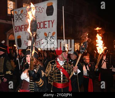 Lewes, Regno Unito. 5 novembre 2024. Migliaia di persone riempiono le strade di Lewes nell'East Sussex per guardare la tradizionale processione delle società di falò della città che commemora sia il complotto di polvere da sparo che i 17 protestanti che furono bruciati sul rogo a Lewes tra il 1555 e il 1557. Foto Stock