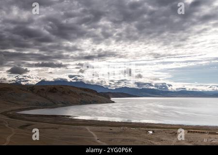 Lago Manasarovar in una giornata nuvolosa, Tibet occidentale, copia spazio per il testo Foto Stock